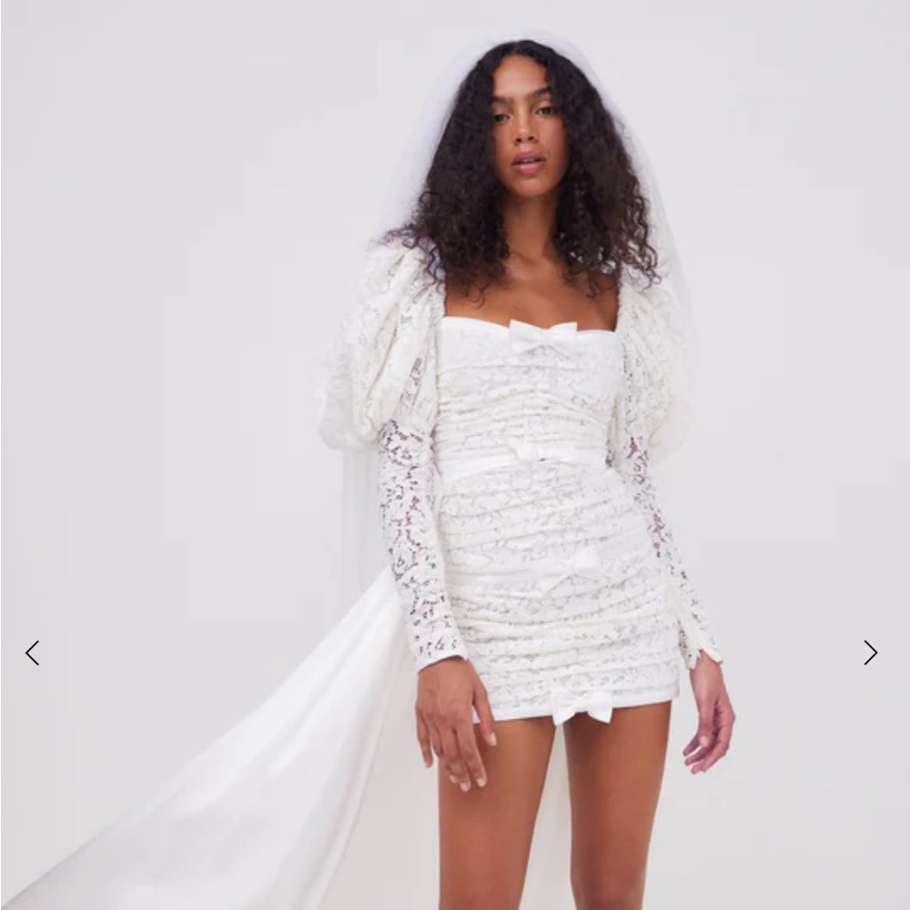 ISO: for love and lemons Colette Bridal Gown in size L or XL!